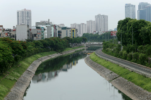 Sông Tô Lịch đoạn gần cầu Trung Hòa (Cầu Giấy). Ảnh: Tất Định