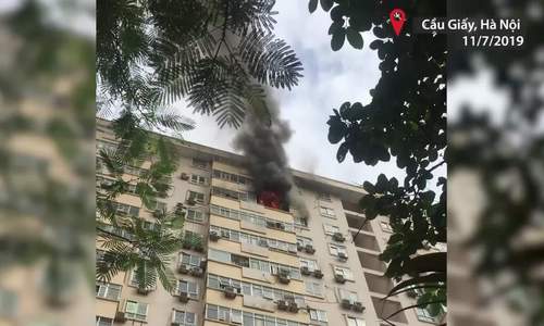Căn hộ tầng 15 khu đô thị Nam Trung Yên bốc cháy nghi ngút