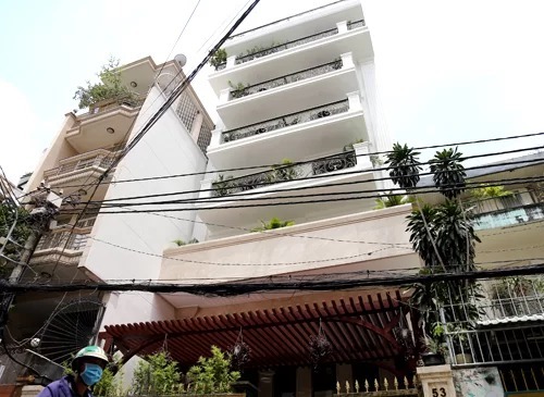 Một căn nhà trên đường Huỳnh Khương Ninh (quận 1) được cấp giấy phép xây dựng về chiều cao không đúng quy định. Ảnh: Trung Sơn.