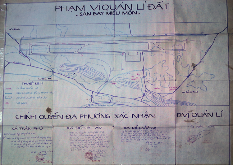 Bản đồ đất sân bay Miếu Môn lập năm 1992 được công bố tại cuộc họp chiều 27/8. Ảnh: Võ Hải.