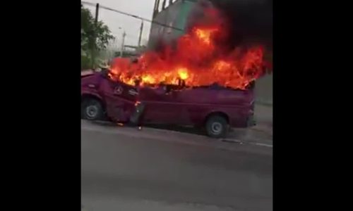 Ôtô 16 chỗ bốc cháy trên đường đi sửa chữa