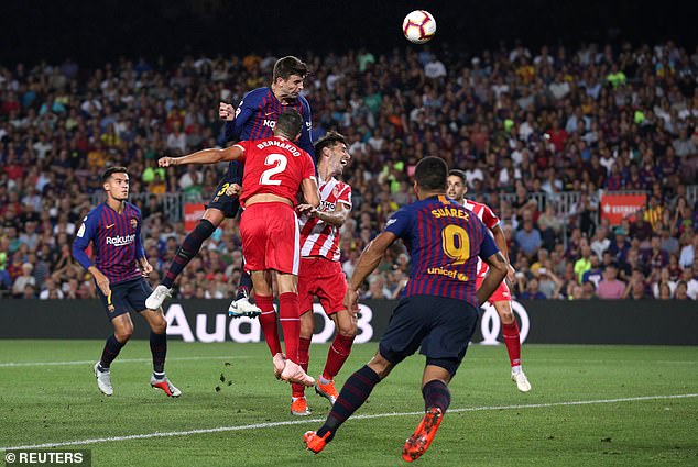 Messi ghi bàn, Barca chật vật giành 1 điểm vì thiếu người