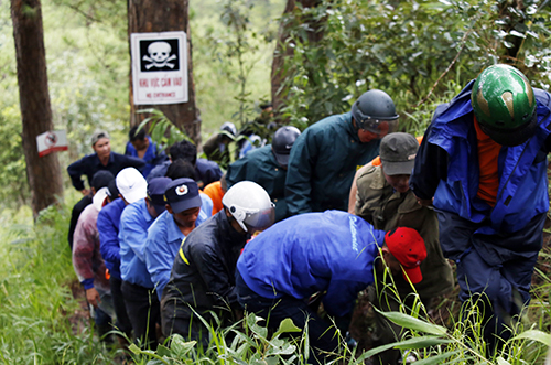 Lực lượng cứu hộ đưa thi thể nạn nhân ra khỏi thác Datanla. Ảnh: Duy Khôi