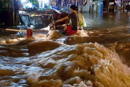 Hàng loạt xe máy bị sóng đánh ngã trên đường ngập ở Đồng Nai