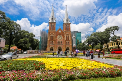 Du khách thích thú vườn hoa trước nhà thờ Đức Bà ở Sài Gòn