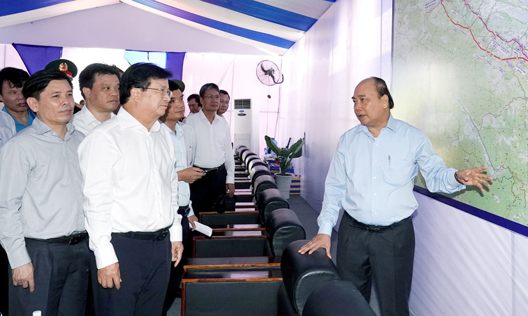 Thủ tướng Nguyễn Xuân Phúc (bìa phải) tại lễ khởi công. Ảnh: VGP