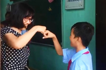 Cô giáo ôm học sinh trước giờ vào lớp