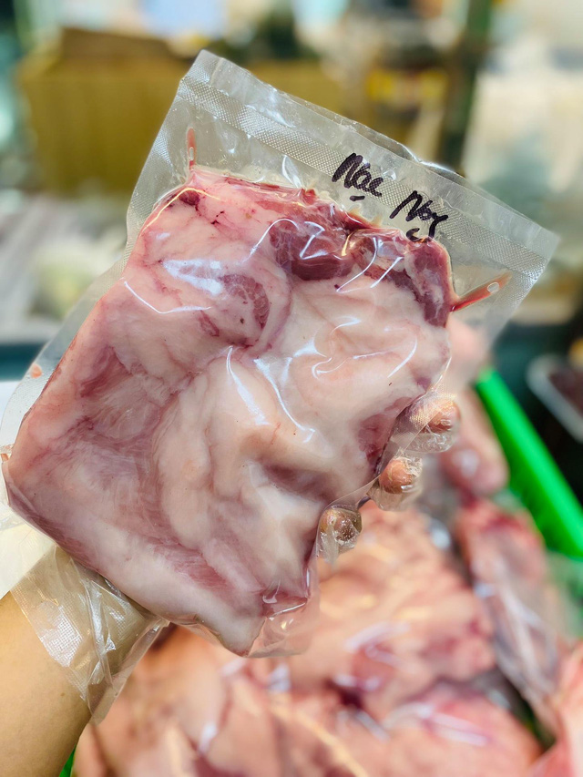 Trước ít người mua nhưng giờ phần thịt lợn này có giá đắt đỏ tới 300.000 đồng/kg mà không có để bán  - Ảnh 1.