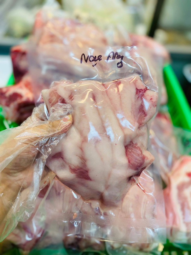 Trước ít người mua nhưng giờ phần thịt lợn này có giá đắt đỏ tới 300.000 đồng/kg mà không có để bán  - Ảnh 2.