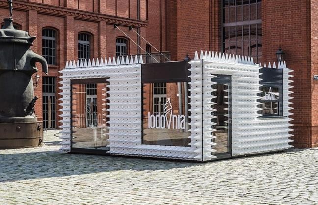 Sốc với kiến trúc quán kem hình gai lởm chởm ở Ba Lan