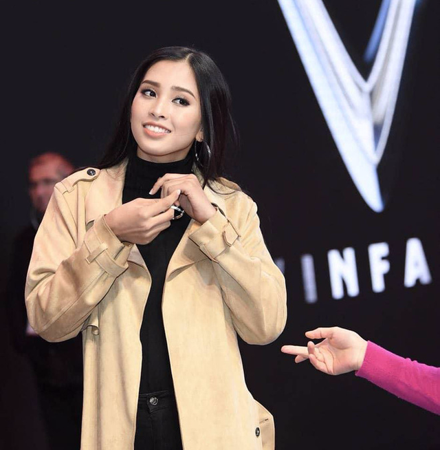  Hoa hậu Tiểu Vy đã có mặt tại Trung tâm triển lãm cửa ô Versailles, nơi diễn ra sự kiện lễ ra mắt xe VINFAST. Ảnh: Vinfast 