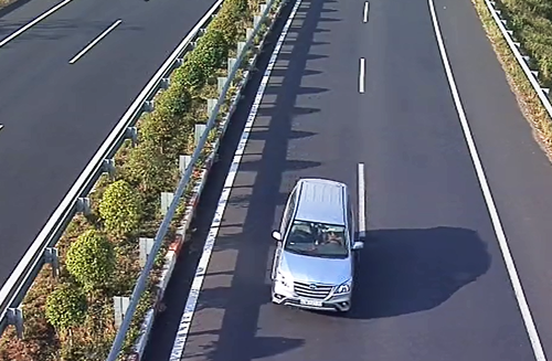 Xe đi ngược chiều trên cao tốc TP HCM - Long Thành được camera ghi lại. Ảnh: VEC E