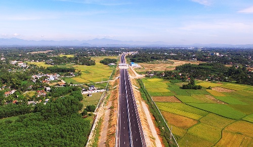 Cao tốc Đà Nẵng - Quảng Ngãi nhìn từ trên cao. Ảnh: Phạm Linh.