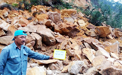 Đất đá từ núi cao bị sạt lở, nằm chắn ngang trên đèo Khánh Lê, Khánh Hòa. Ảnh: An Phước