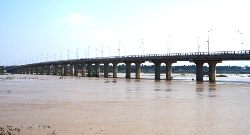 Cầu Thạch Bích nhìn từ bờ bắc sông Trà Khúc. Ảnh: Phạm Linh.