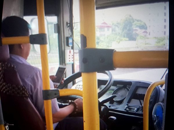 Tài xế xe buýt liều mạng nhất Hà thành: Chơi smartphone, lao giữa phố đông