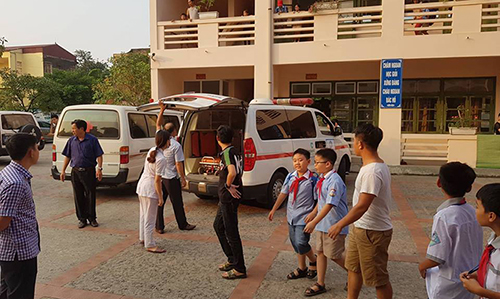 Nhiều xe cứu thương hỗ trợ đưa các bé đến bệnh viện. Ảnh: Lam Sơn.