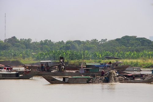 Tình trạng khai thác trên sông Hương ở khu vực bãi bồi Lương Quán. Ảnh: Võ Thạnh