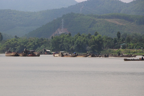 Nhiều thuyền hút cát sát khu vực bờ sông phường Hương Hồ. Ảnh: Võ Thạnh