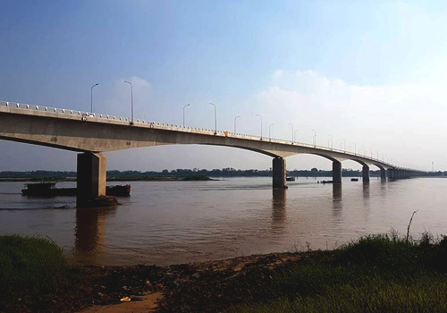 Cầu Văn Lang dài 1,5km chưa kể đường dẫn hai bên đầu cầu. Ảnh: Anh Duy. 