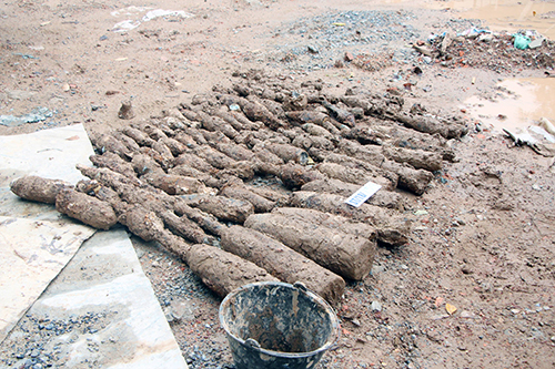 590 vật liệu nổ được tìm thấy ở công trường sát sông Thạch Hãn. Ảnh: Ngô Hiền