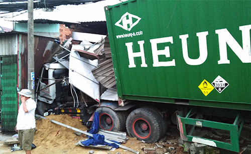 Đầu xe container cắm vào nhà dân. Ảnh: Quế Biên.