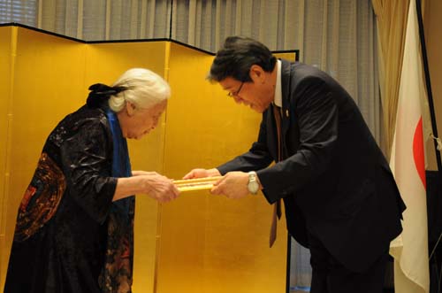 Đại sứ Nhật Bản trao bằng khen cho phu nhân giáo sư Phan Huy Lê. Ảnh: VT.