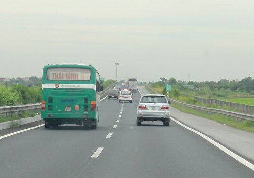 Các phương tiện đi trên cao tốc Pháp Vân - Cầu Giẽ tốc độ tối đa 100km/h.  Ảnh: Đoàn Loan