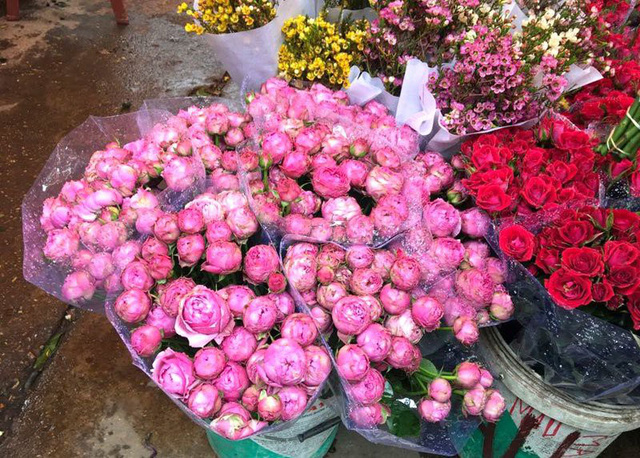 Các loại hoa tươi tại chợ đầu mối đang tăng giá mạnh 