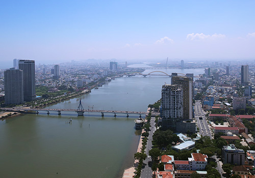 Nhiều chuyên gia cho rằng khi làm lại quy hoạch Đà Nẵng cần tạo thêm đô thị hai bên bờ sông Hàn nhưng nên hạn chế nhà cao tầng. Ảnh: Nguyễn Đông.