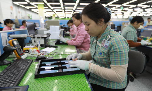 Công nhân nhà máy Samsung Electronics Việt Nam tại Khu công nghiệp Yên Phong, Bắc Ninh. Ảnh: Ngọc Thành.