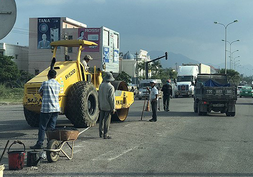 Mặt đường quốc lộ 1 qua Bình Định bị hư hỏng. Ảnh: VOV 