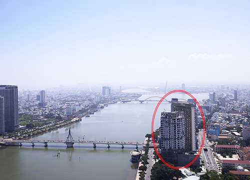 Khu phức hợp khách sạn Bạch Đằng nằm ở vị trí đắc địa cạnh cầu sông Hàn. Ảnh: Nguyễn Đông.