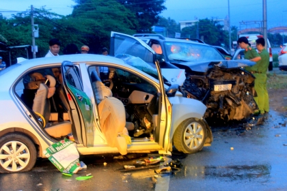 Hai ôtô đấu đầu trên quốc lộ 55, ở Bà Rịa - Vũng Tàu, 2 người chết