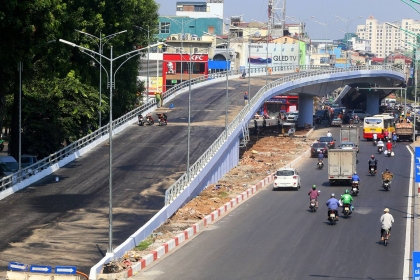 Cầu vượt hơn 300 tỷ đồng ở Hà Nội sắp thông xe