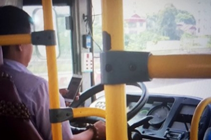 Tài xế xe buýt liều mạng nhất Hà thành: Chơi smartphone, lao giữa phố đông