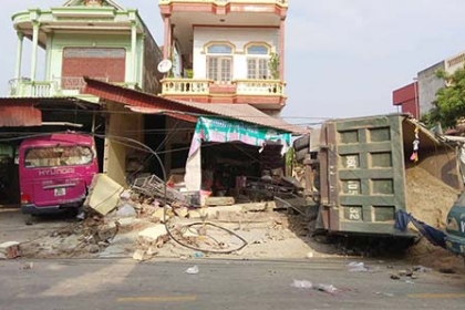 Xe tải đâm sập ba nhà dân ven quốc lộ 10 Thanh Hóa