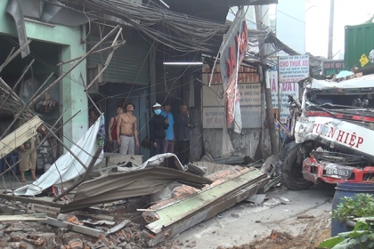 Xe container tông sập 6 căn nhà ven Bình Chánh Sài Gòn