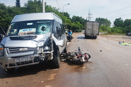 Xe khách 16 chỗ tông trực diện xe máy trên quốc lộ 18A Quảng Ninh