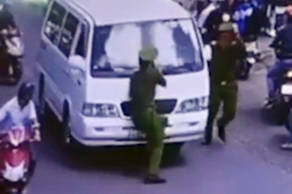 Cảnh sát bị ôtô đẩy 100 m trên phố Đà Lạt