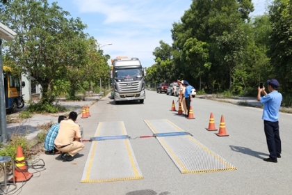 Phạt hơn 100 triệu đồng tài xế ôtô kéo rơ moóc quá tải trọng