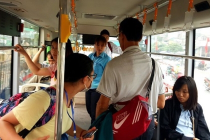 Cặp đôi vô tư diễn 'cảnh nóng' trên xe buýt khiến phụ xe bức xúc