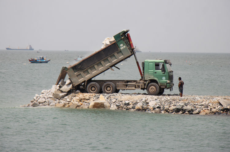 Xe tải chở đất lấp biển để xây thủy cung. Ảnh: Nguyễn Khoa.