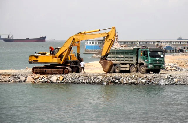 Doanh nghiệp đang lấn biển 200 m từ bờ kè đường Trần Phú, TP Vũng Tàu để xây thủy cung. Ảnh: Nguyễn Khoa.