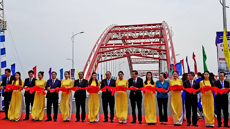 Thủ tướng Chính phủ Nguyễn Xuân Phúc dự và cắt băng thông xe kỹ thuật cầu Hoàng Văn Thụ. Ảnh: Giang Chinh