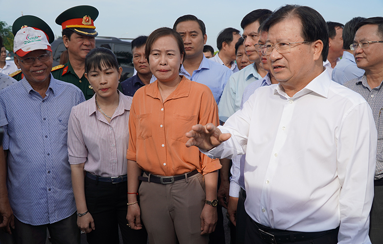 Phó thủ tướng Trịnh Đình Dũng thị sát ở khu vực xây dựng Khu tái định cư Lộc An - Bình Sơn. Ảnh: Phước Tuấn