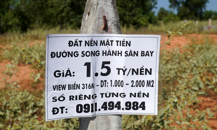 Biển quảng cáo bán đất nền dọc các con đường. Ảnh: Việt Quốc.
