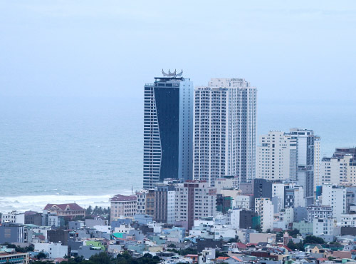 Hai khối nhà cao tầng thuộc tổ hợp khách sạn Mường Thanh và căn hộ cao cấp Sơn Trà nằm ven biển Đà Nẵng. Ảnh: Nguyễn Đông.