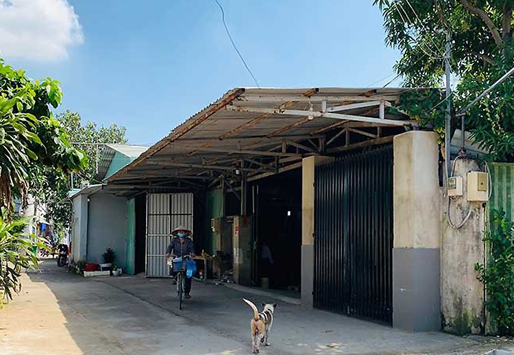 Dãy nhà xưởng của gia đình ông Lê Hữu Thành chiếm gần nửa hẻm 419/14, khu phố 6, phường Hiệp Bình Chánh. Ảnh: Pháp luật TP HCM.