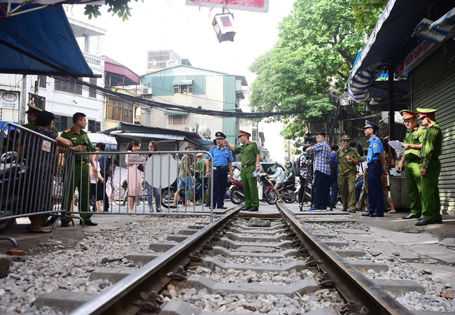 Lực lượng chức năng chốt chặn ngăn du khách vào khu vực đường tàu Phùng Hưng. Ảnh: Giang Huy. 